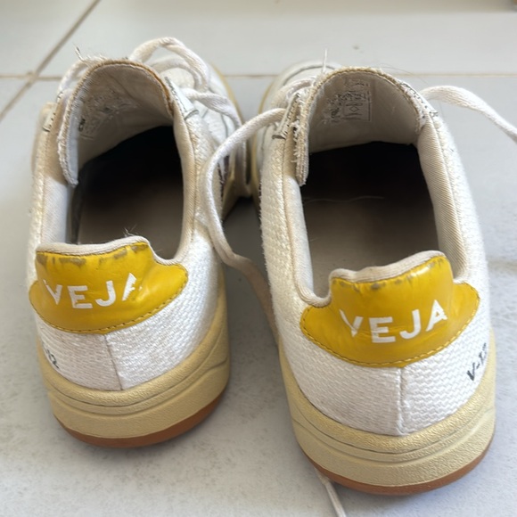 Veja Sneakers V-12 👟 with purple and yellow details - Picture 4 of 8